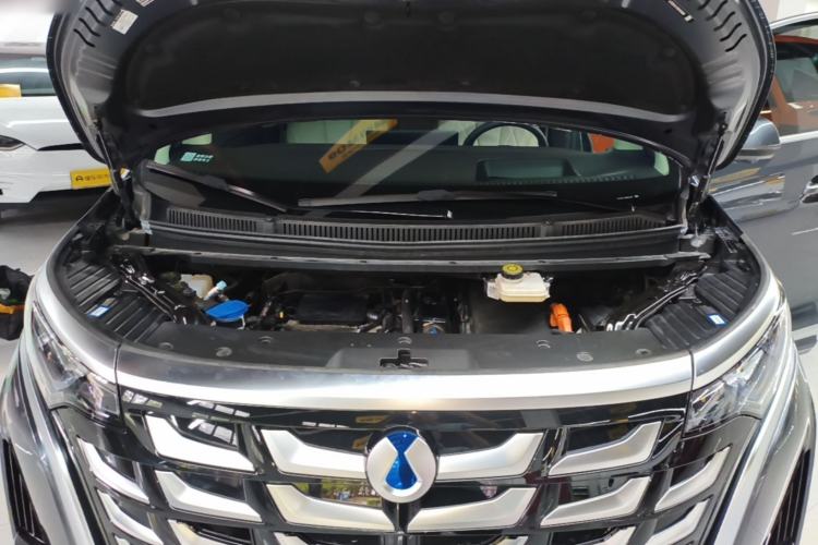 Used Denza D9 2025 DM-i Intelligent Drive 1020 Four-Wheel Drive Prestige Model Engine Bay