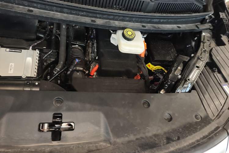 Used Denza D9 2025 DM-i Intelligent Drive 1020 Four-Wheel Drive Flagship Model Engine Bay Left