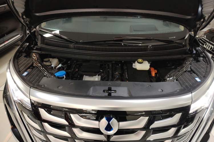 Used Denza D9 2025 DM-i Intelligent Drive 1020 Four-Wheel Drive Flagship Model Engine Bay