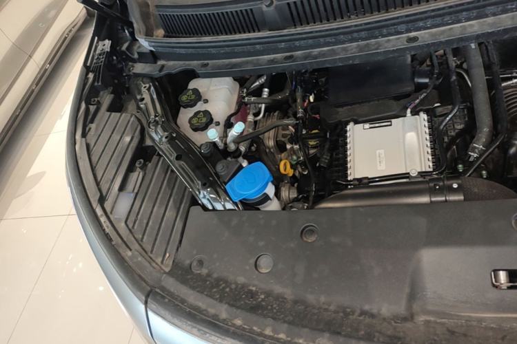 Used Denza D9 2025 DM-i Intelligent Drive 1020 Four-Wheel Drive Flagship Model Engine Bay Right