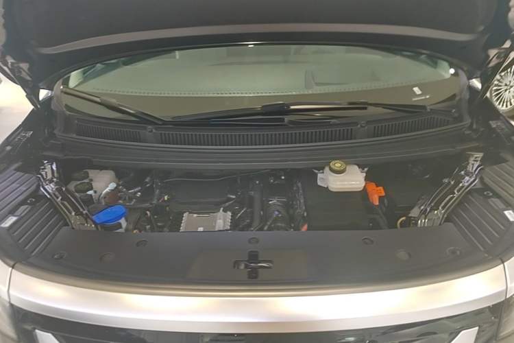 Used Denza D9 2025 DM-i Intelligent Drive 1020 Four-Wheel Drive Prestige Model Engine Bay