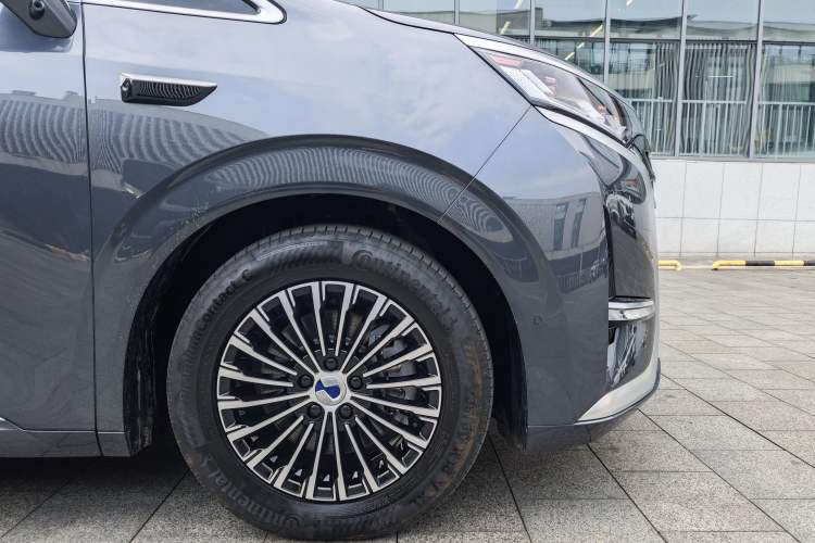 Used Denza D9 2025 DM-i Intelligent Drive 1020 Four-Wheel Drive Flagship Model Exterior 10