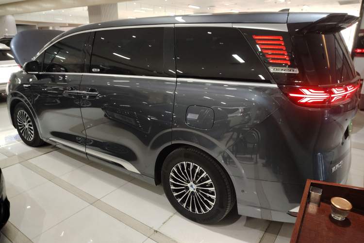 Used Denza D9 2025 DM-i Intelligent Drive 1020 Four-Wheel Drive Flagship Model Exterior 2