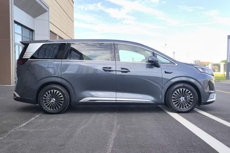 Used Denza D9 2025 EV Intelligent Driving Edition 620 Luxury Model Exterior 3