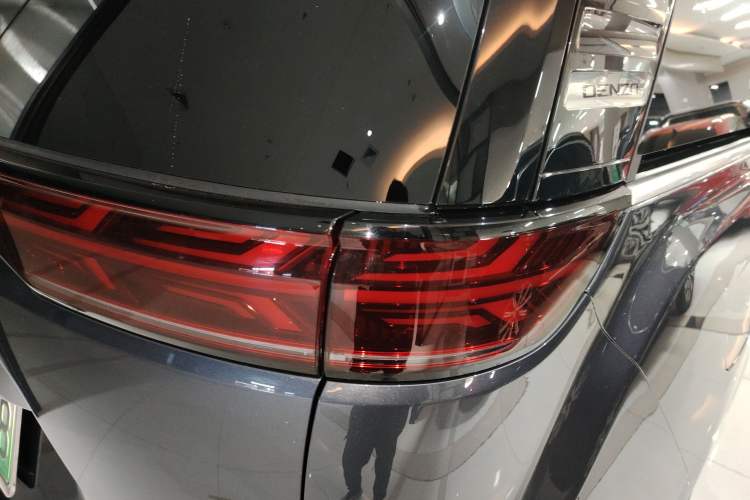 Used Denza D9 2025 DM-i Intelligent Drive 1020 Four-Wheel Drive Flagship Model Exterior 3