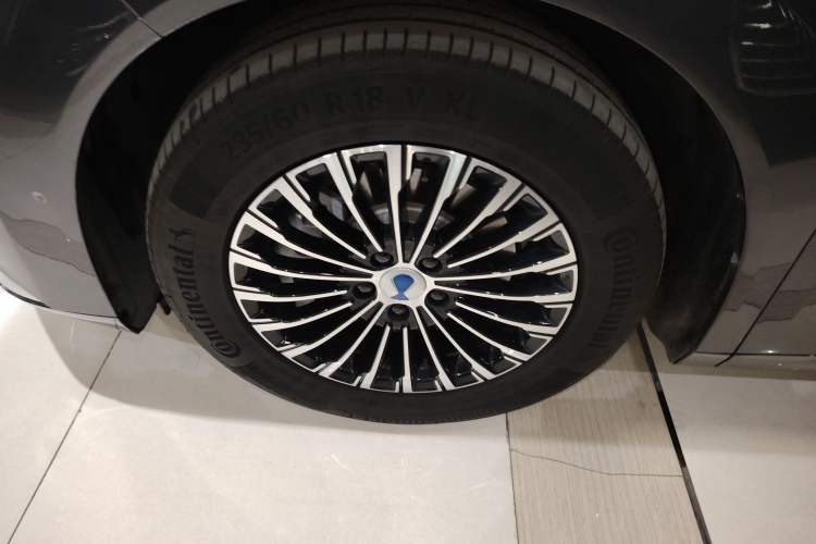 Used Denza D9 2025 DM-i Intelligent Drive 1020 Four-Wheel Drive Flagship Model Exterior 4