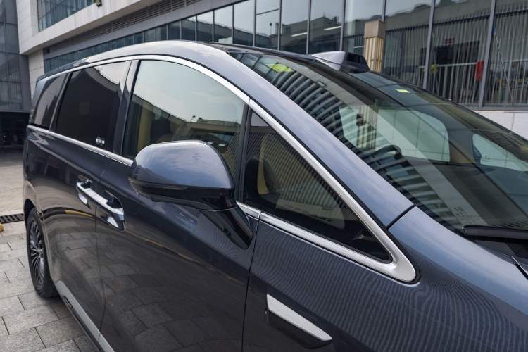 Used Denza D9 2025 DM-i Intelligent Drive 1020 Four-Wheel Drive Flagship Model Exterior 5
