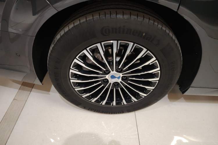 Used Denza D9 2025 DM-i Intelligent Drive 1020 Four-Wheel Drive Flagship Model Exterior 5