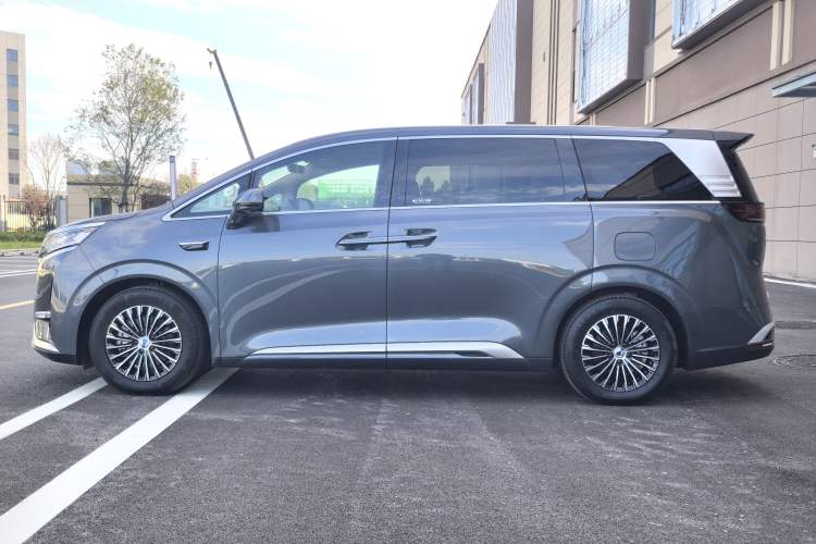 Used Denza D9 2025 EV Intelligent Driving Edition 620 Luxury Model Exterior 7