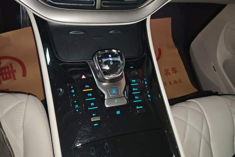 Used Denza D9 2025 DM-i Intelligent Drive 1020 Four-Wheel Drive Prestige Model Gear Lever