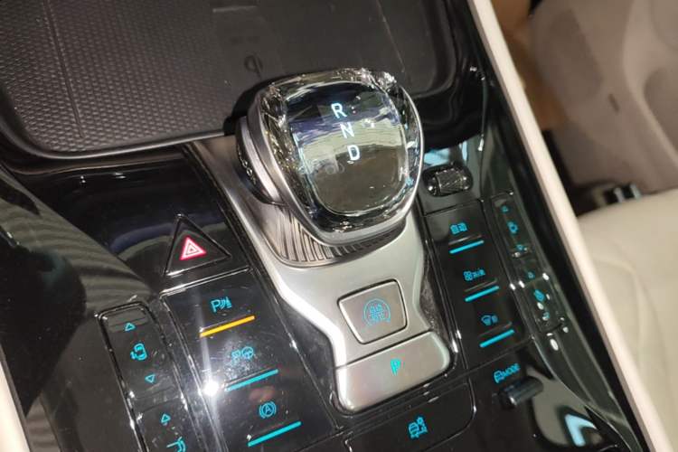 Used Denza D9 2025 DM-i Intelligent Drive 1020 Four-Wheel Drive Flagship Model Gear Lever