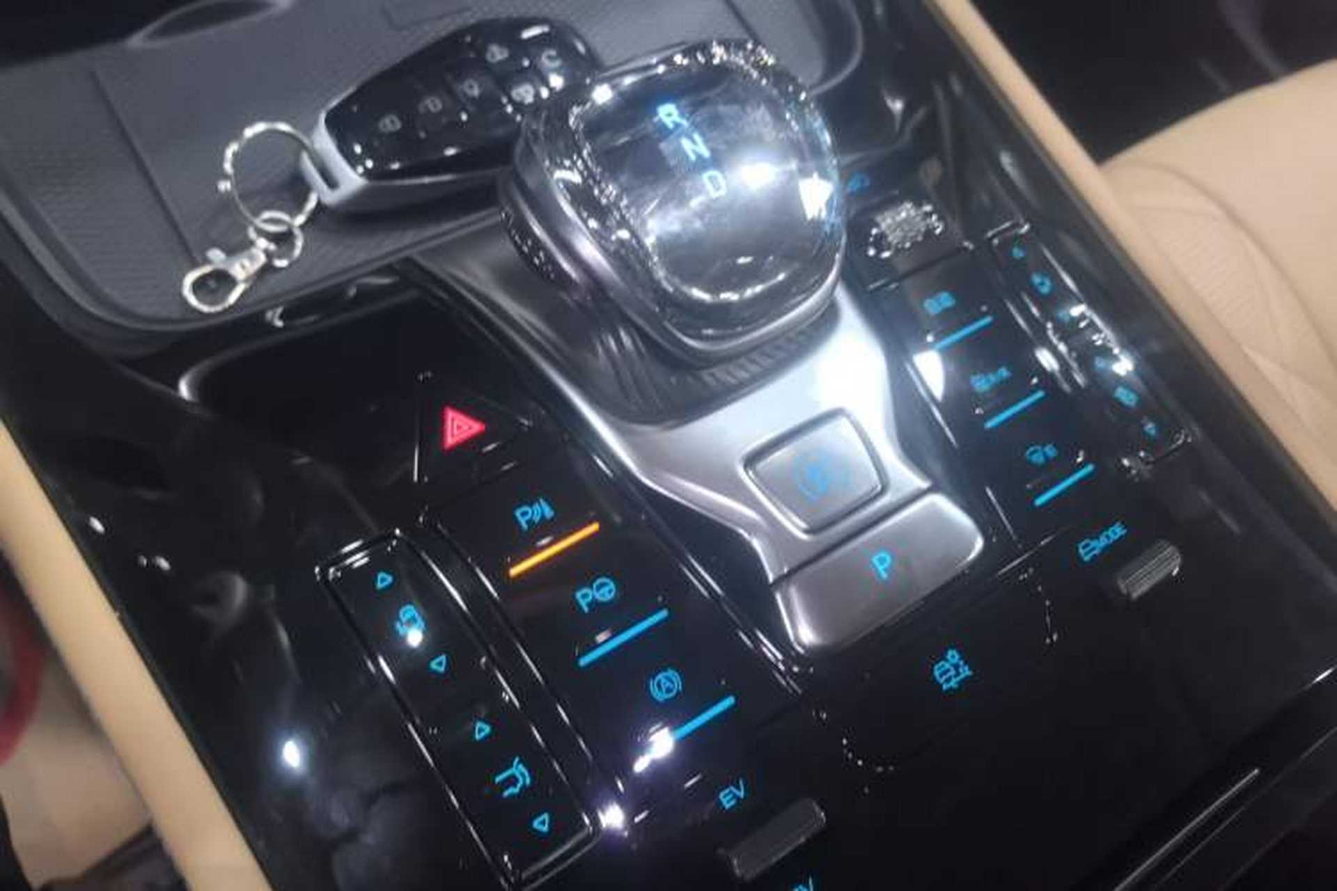 Used Denza D9 2025 DM-i Intelligent Drive 1020 Four-Wheel Drive Prestige Model Gear Lever