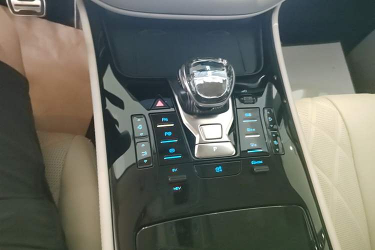 Used Denza D9 2025 DM-i Intelligent Drive 1020 Four-Wheel Drive Prestige Model Gear Lever
