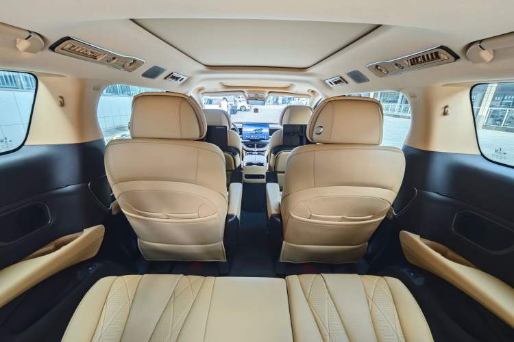 Used Denza D9 2025 DM-i Intelligent Drive 1020 Four-Wheel Drive Flagship Model Interior 2