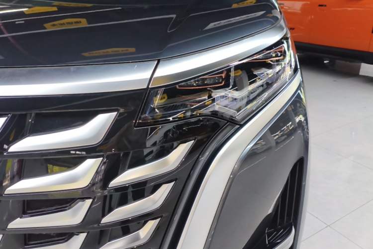 Used Denza D9 2025 DM-i Intelligent Drive 1020 Four-Wheel Drive Prestige Model Left Front Headlight