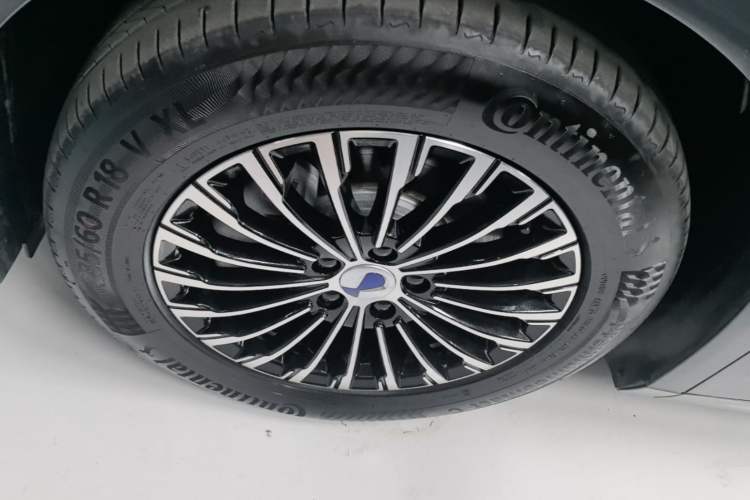 Used Denza D9 2025 DM-i Intelligent Drive 1020 Four-Wheel Drive Flagship Model Left Front Wheel Hub