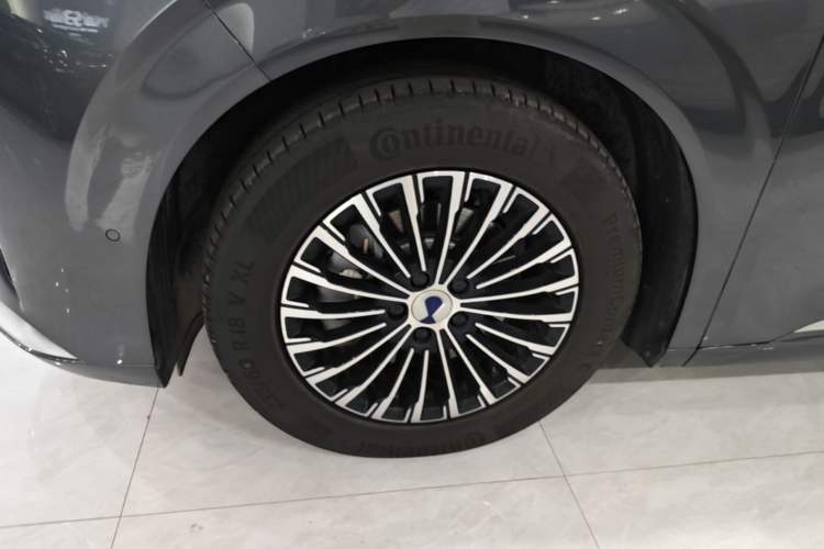 Used Denza D9 2025 DM-i Intelligent Drive 1020 Four-Wheel Drive Flagship Model Left Front Wheel Hub