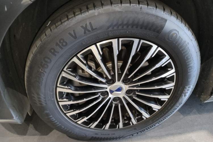 Used Denza D9 2025 DM-i Intelligent Drive 1020 Four-Wheel Drive Flagship Model Left Front Wheel Hub