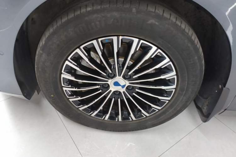 Used Denza D9 2025 DM-i Intelligent Drive 1020 Four-Wheel Drive Prestige Model Left Front Wheel Hub
