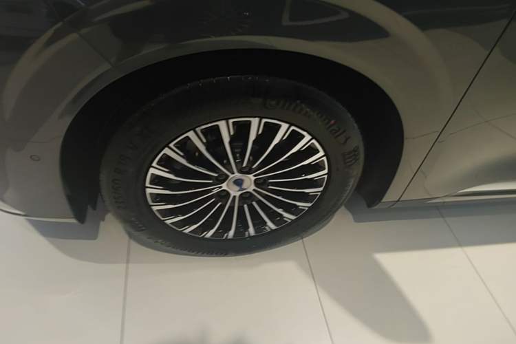 Used Denza D9 2025 DM-i Intelligent Drive 1020 Four-Wheel Drive Prestige Model Left Front Wheel Hub