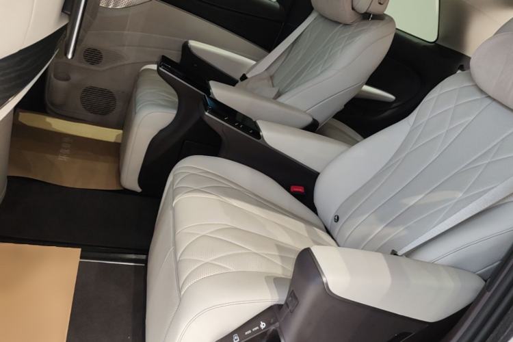 Used Denza D9 2025 DM-i Intelligent Drive 1020 Four-Wheel Drive Flagship Model Left Rear Seat