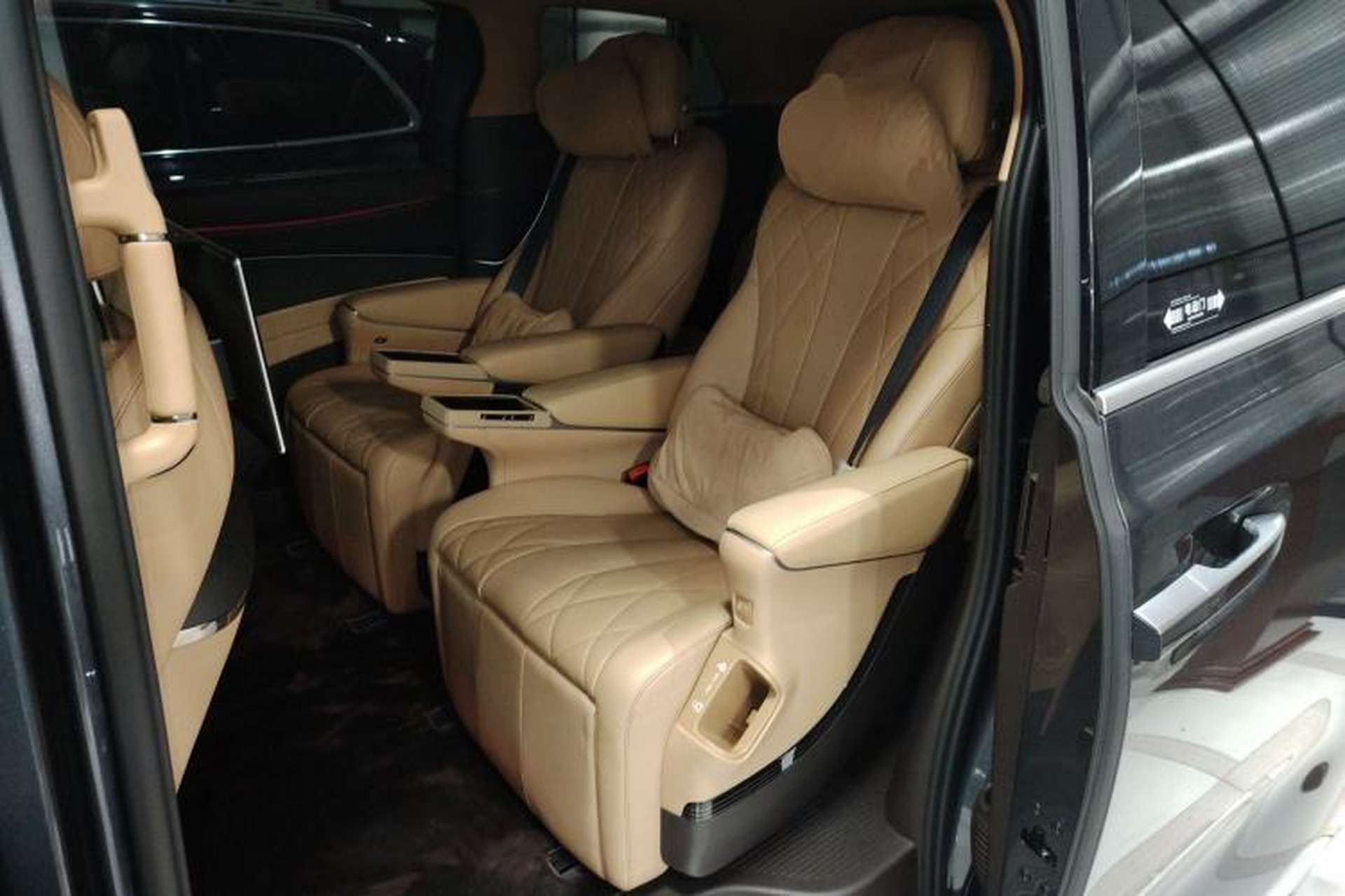 Used Denza D9 2025 DM-i Intelligent Drive 1020 Four-Wheel Drive Flagship Model Left Rear Seat