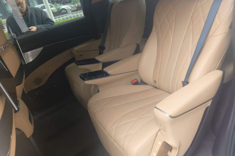 Used Denza D9 2025 DM-i Intelligent Drive 1020 Four-Wheel Drive Flagship Model Left Rear Seat