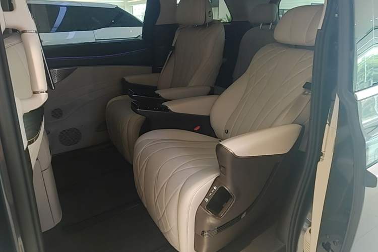 Used Denza D9 2025 DM-i Intelligent Drive 1020 Four-Wheel Drive Prestige Model Left Rear Seat