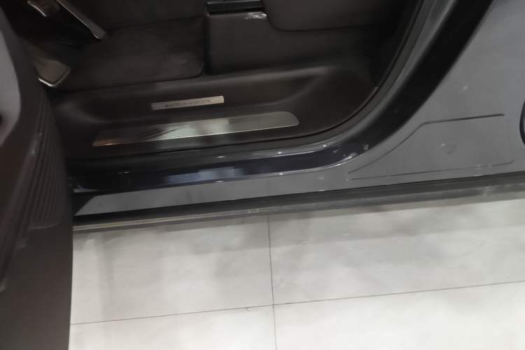 Used Denza D9 2025 DM-i Intelligent Drive 1020 Four-Wheel Drive Flagship Model Left Side Sill