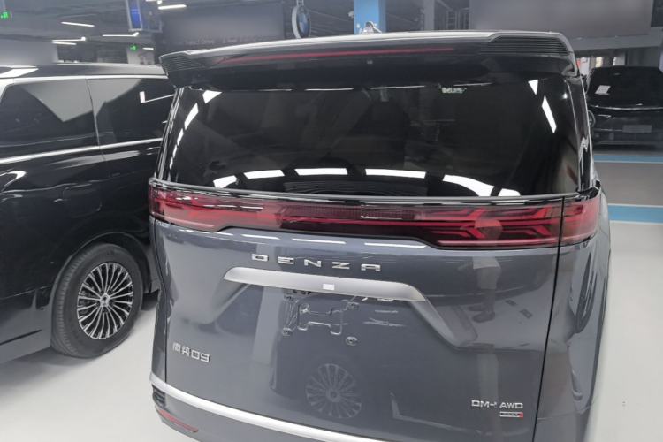 Used Denza D9 2025 DM-i Intelligent Drive 1020 Four-Wheel Drive Flagship Model Rear