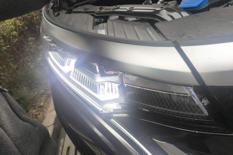 Used Denza D9 2025 DM-i Intelligent Drive 1020 Four-Wheel Drive Flagship Model Right Front Headlight
