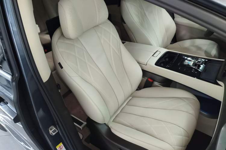Used Denza D9 2025 DM-i Intelligent Drive 1020 Four-Wheel Drive Prestige Model Right Front Seat
