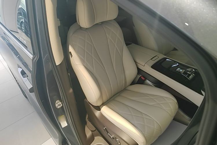 Used Denza D9 2025 DM-i Intelligent Drive 1020 Four-Wheel Drive Prestige Model Right Front Seat