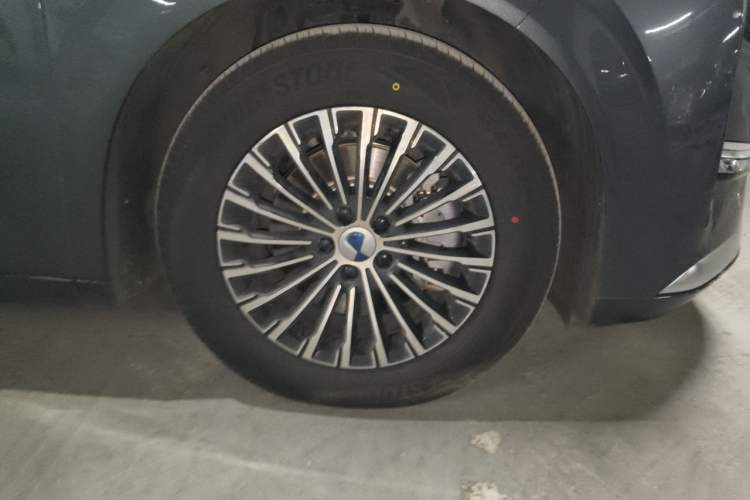 Used Denza D9 2025 DM-i Smart Drive 1020 Four-Wheel Drive Deluxe Model Right Front Wheel Hub
