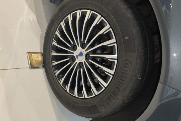 Used Denza D9 2025 DM-i Intelligent Drive 1020 Four-Wheel Drive Flagship Model Right Front Wheel Hub