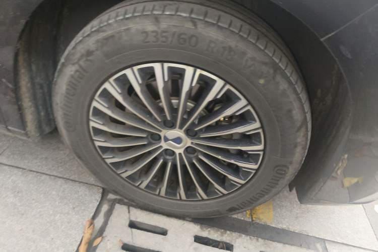 Used Denza D9 2025 DM-i Intelligent Drive 1020 Four-Wheel Drive Flagship Model Right Front Wheel Hub