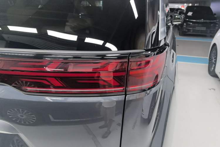 Used Denza D9 2025 DM-i Intelligent Drive 1020 Four-Wheel Drive Flagship Model Right Rear Taillight