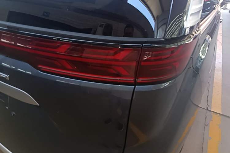 Used Denza D9 2025 EV Intelligent Driving Edition 620 Luxury Model Right Rear Taillight