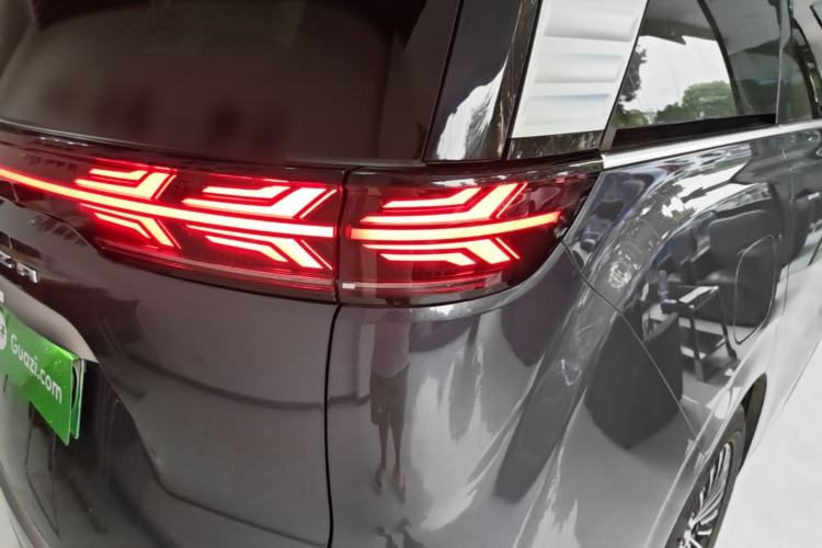 Used Denza D9 2025 DM-i Intelligent Drive 1020 Four-Wheel Drive Flagship Model Right Rear Taillight