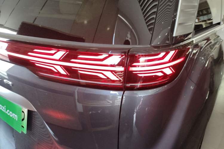 Used Denza D9 2025 DM-i Intelligent Drive 1020 Four-Wheel Drive Flagship Model Right Rear Taillight