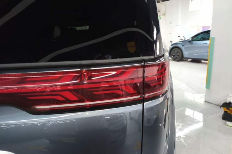 Used Denza D9 2025 DM-i Intelligent Drive 1020 Four-Wheel Drive Prestige Model Right Rear Taillight