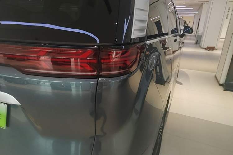 Used Denza D9 2025 DM-i Intelligent Drive 1020 Four-Wheel Drive Prestige Model Right Rear Taillight