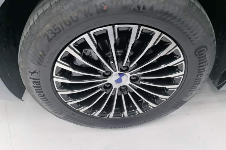 Used Denza D9 2025 DM-i Intelligent Drive 1020 Four-Wheel Drive Flagship Model Right Rear Wheel Hub