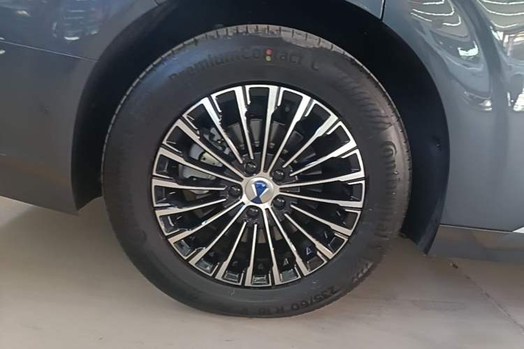 Used Denza D9 2025 EV Intelligent Driving Edition 620 Luxury Model Right Rear Wheel Hub