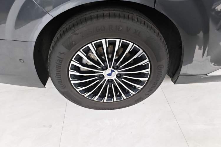 Used Denza D9 2025 DM-i Intelligent Drive 1020 Four-Wheel Drive Flagship Model Right Rear Wheel Hub