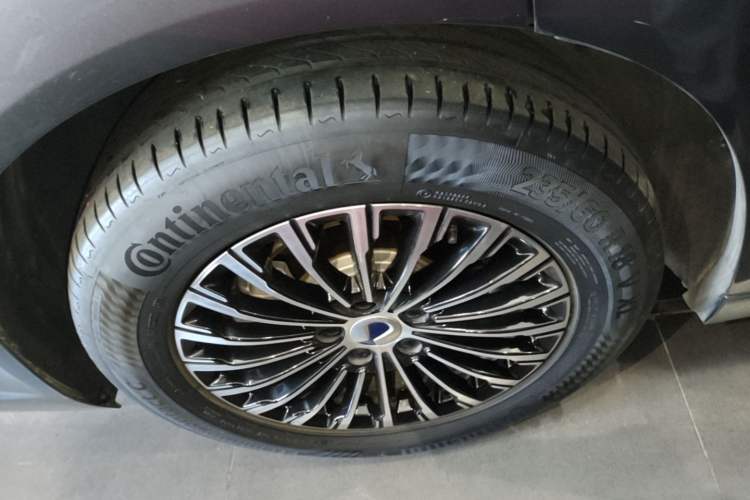 Used Denza D9 2025 DM-i Intelligent Drive 1020 Four-Wheel Drive Flagship Model Right Rear Wheel Hub