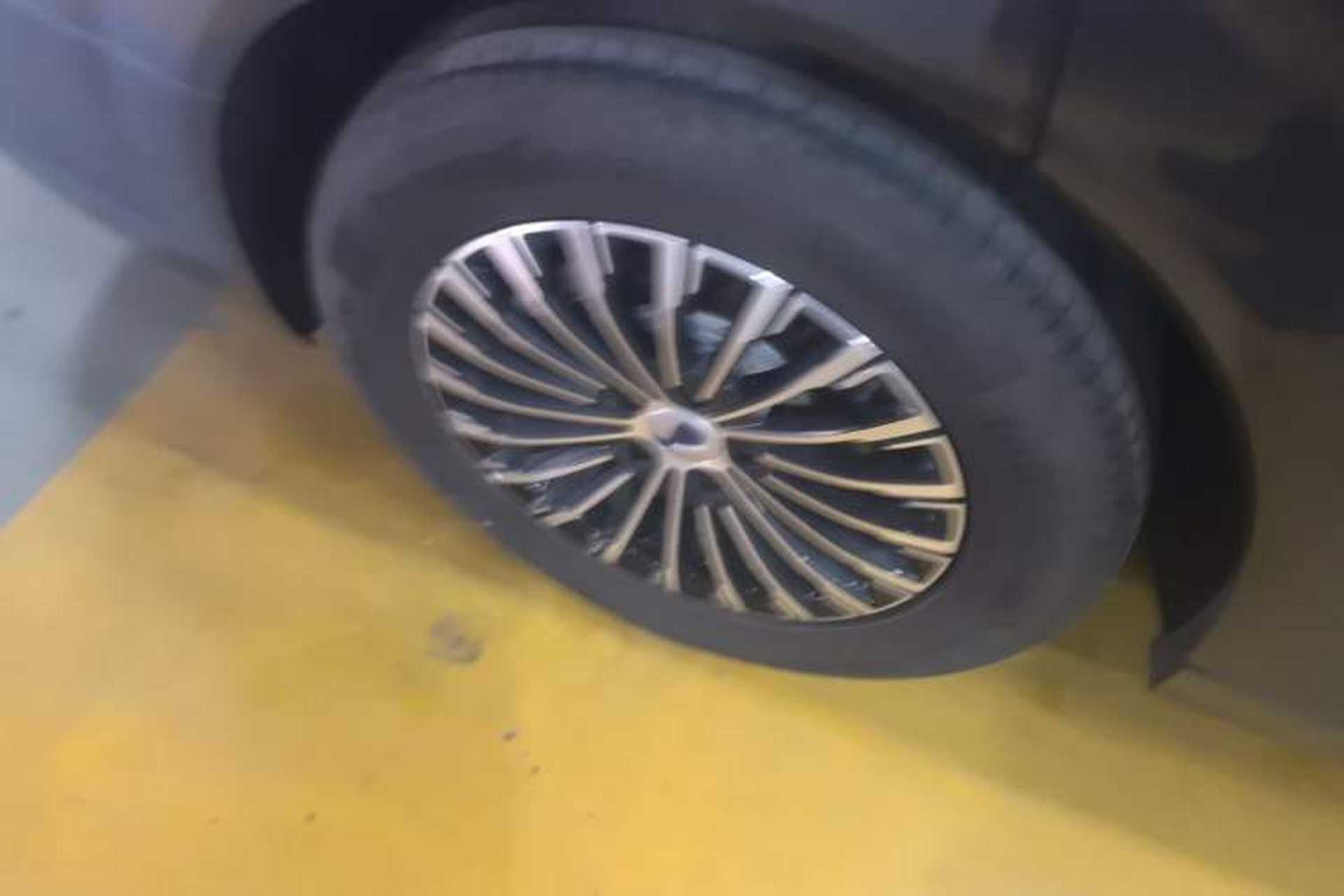 Used Denza D9 2025 DM-i Intelligent Drive 1020 Four-Wheel Drive Prestige Model Right Rear Wheel Hub