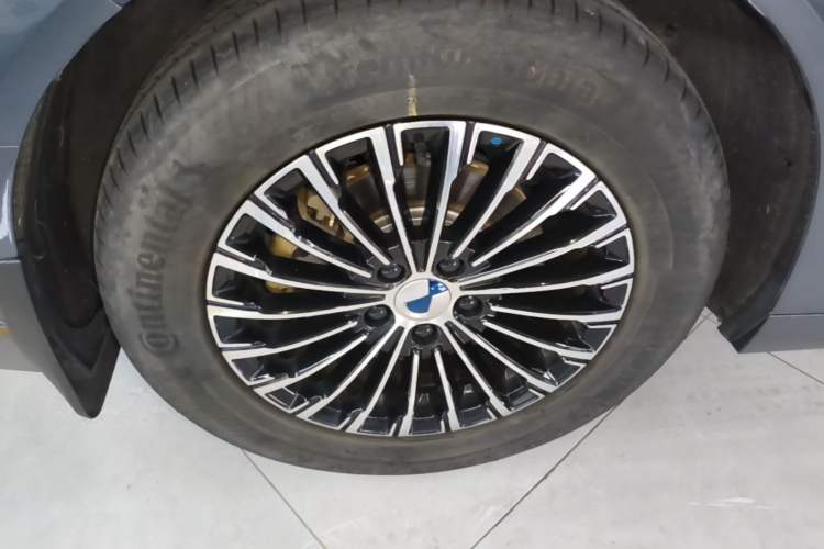 Used Denza D9 2025 DM-i Intelligent Drive 1020 Four-Wheel Drive Prestige Model Right Rear Wheel Hub