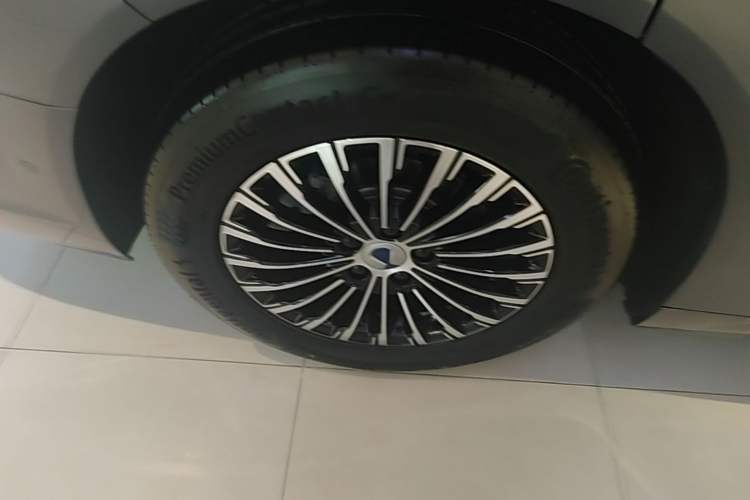 Used Denza D9 2025 DM-i Intelligent Drive 1020 Four-Wheel Drive Prestige Model Right Rear Wheel Hub