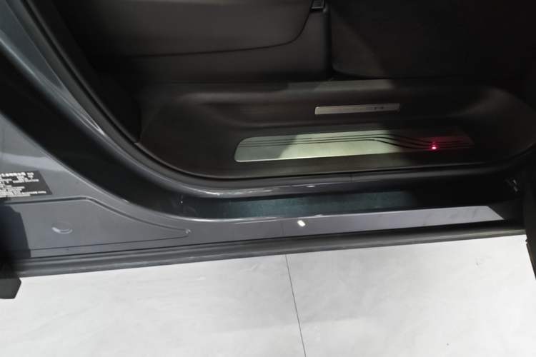 Used Denza D9 2025 DM-i Intelligent Drive 1020 Four-Wheel Drive Flagship Model Right Side Sill